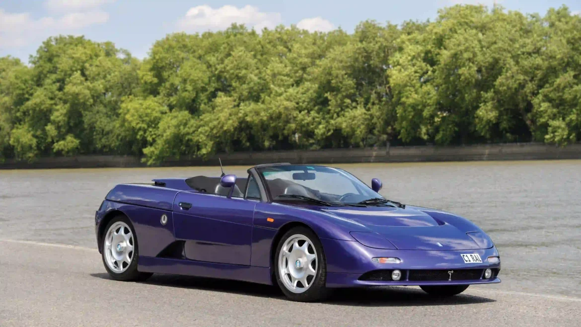 De Tomaso Guarà Spyder 4K wallpaper featuring classic blue Italian supercar convertible beside lake
